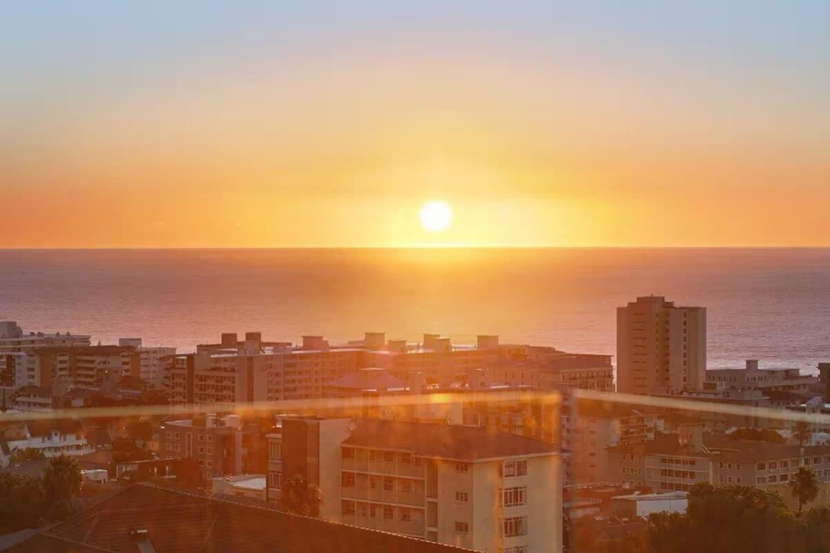 Luxury 2 Bedroom Apartment, Elements On Battery, Seapoint