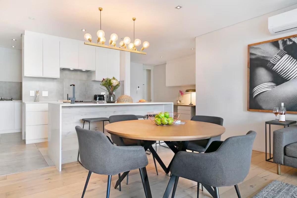 Luxury 2 Bedroom Apartment, Elements On Battery, Seapoint *